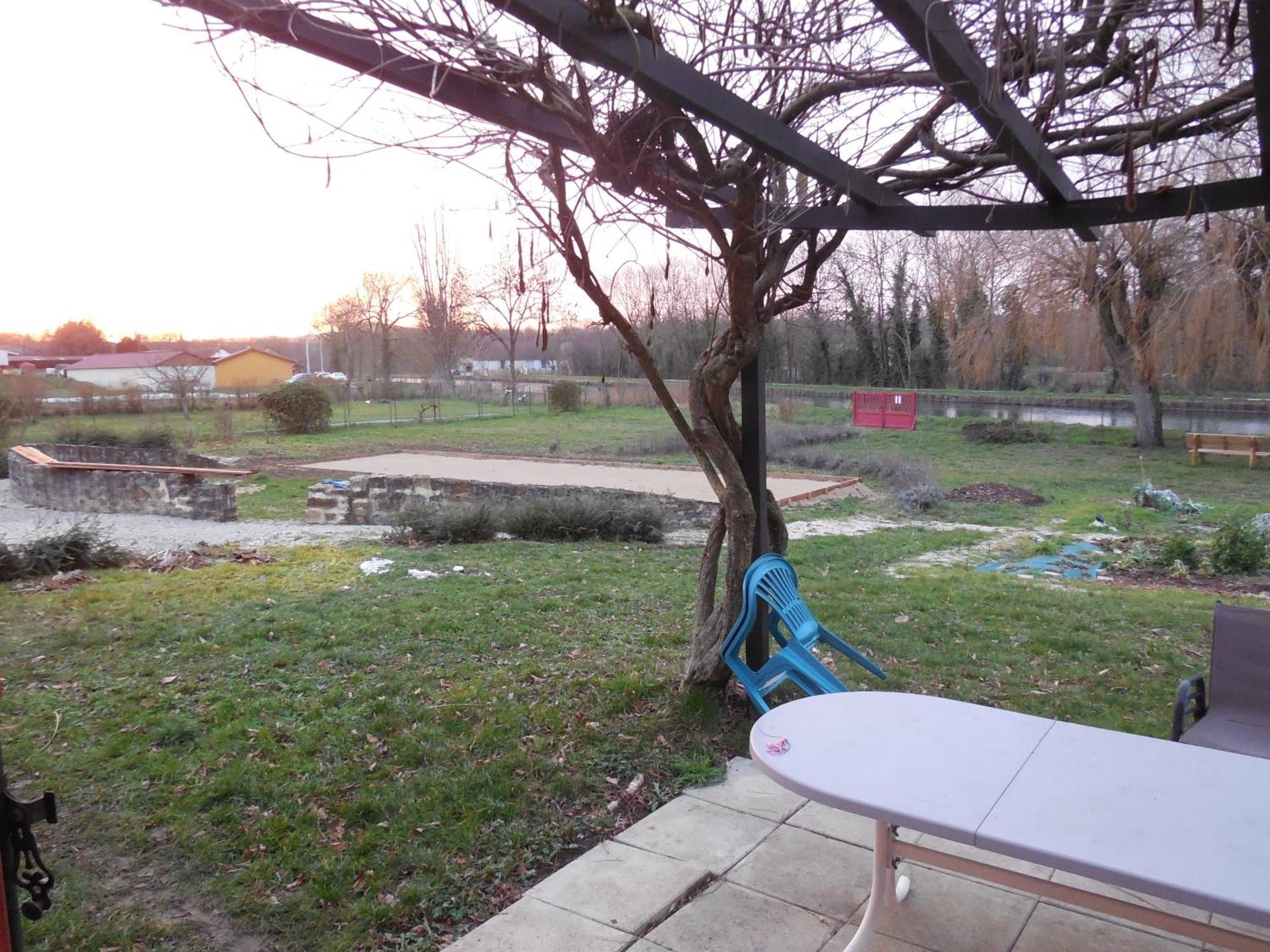 Calme Au Canal De Centre Dennevy Exterior photo